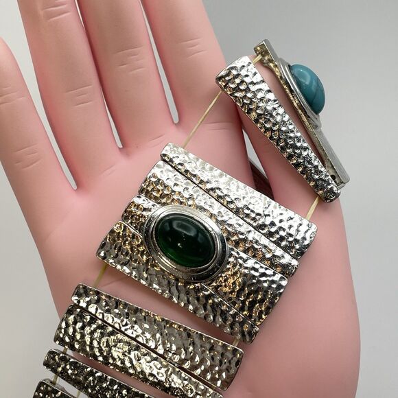 Vintage Silver Tone Hammer Finish Acrylic Cabochon Rhinestone Stretch Bracelet - Picture 4 of 7